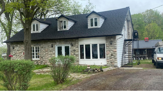 L’équipe de Toiture Revêtement Durant se spécialise dans l’installation et réparation de toiture de bardeaux d’asphalte, toiture à membrane élastomère, revêtement de maison extérieur,